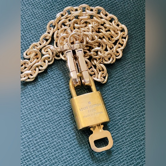 ✅ AUTHENTIC LOUIS VUITTON LOCK&KEY PENDANT - Picture 5 of 6
